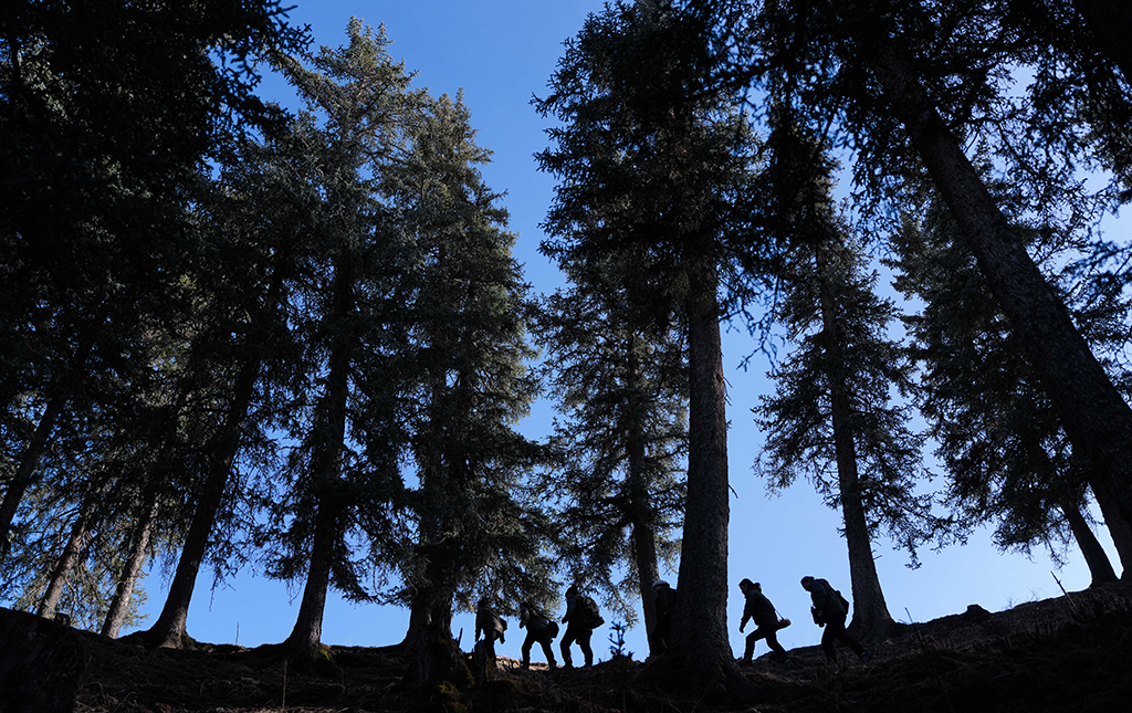 3月6日,祁连山国家公园(候选区)青海片区青阳沟管护站女子管护员在巡护祁连山。