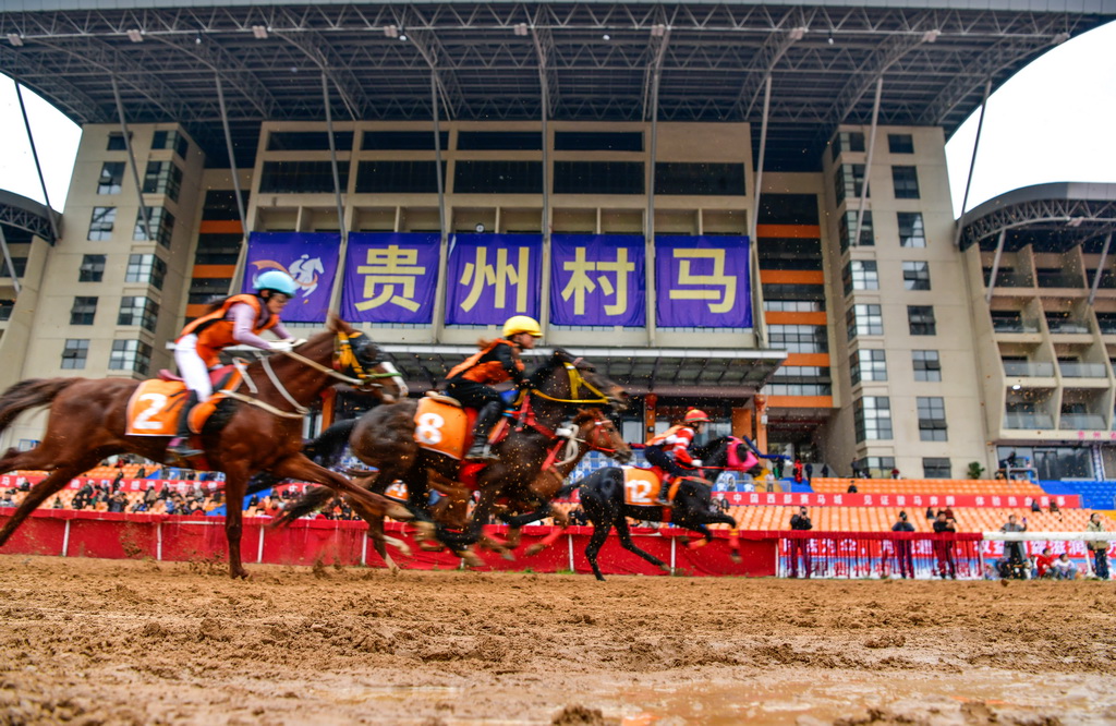 3月7日，选手在贵州省三都水族自治县参加“村马”比赛。