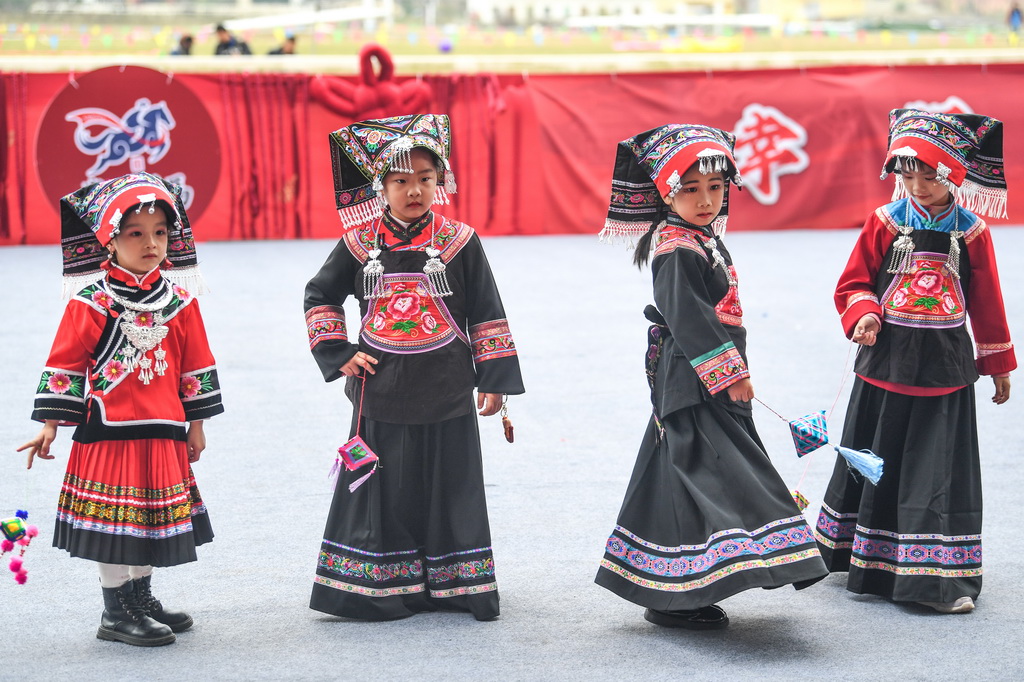 3月7日，孩子们在贵州省三都水族自治县“村马”比赛现场进行民族服饰展演。