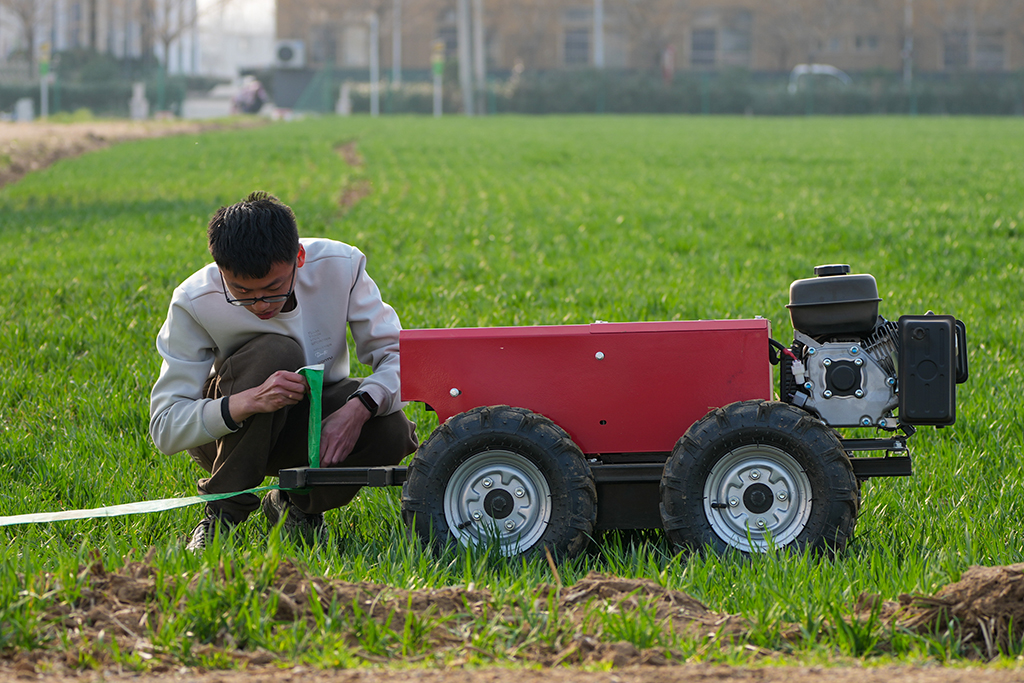 3月9日，技术人员在调试农田作业通用机器人。