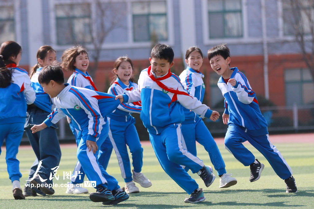 2026年3月9日，在山东省高密市恒涛实验小学，小学生在玩老鹰捉小鸡游戏。