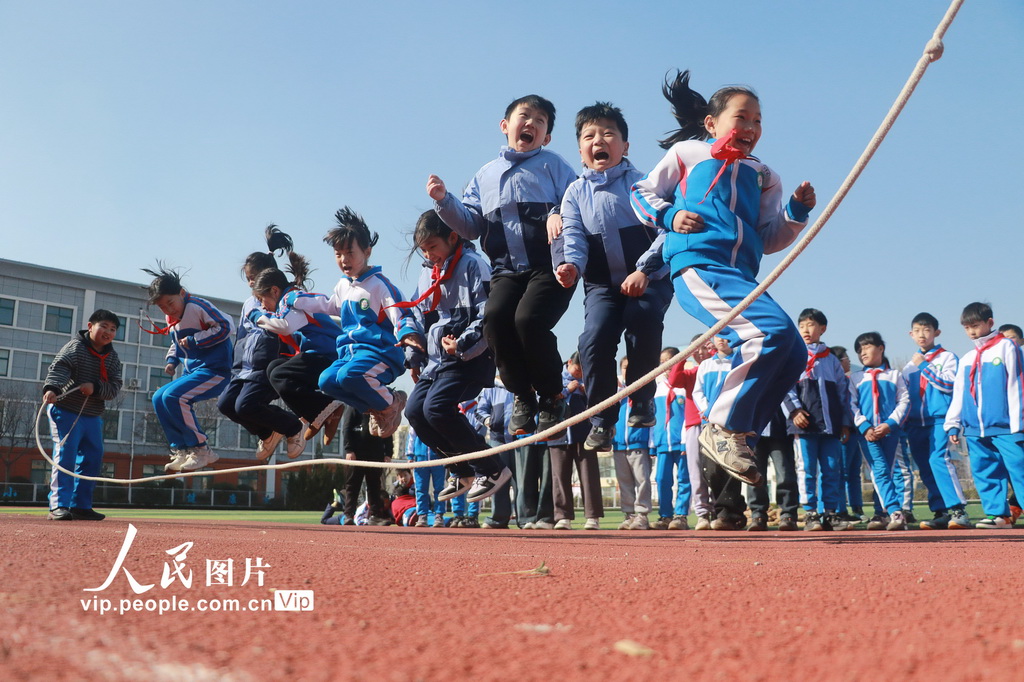 2026年3月9日,在山东省高密市恒涛实验小学,小学生在跳长绳。