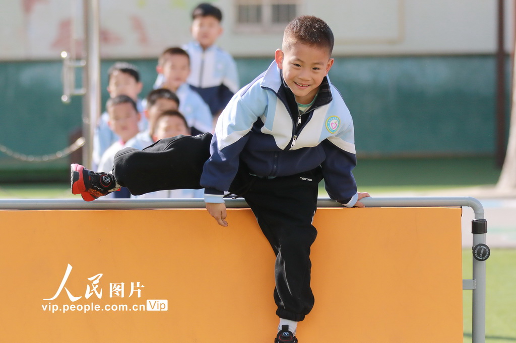 2026年3月9日，在山东省高密市金苹果幼儿园，孩子们在玩户外游戏。