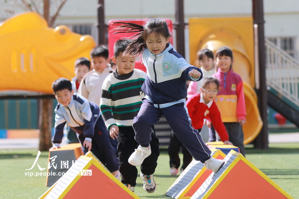 2026年3月9日，在山东省高密市金苹果幼儿园，孩子们在玩户外游戏。