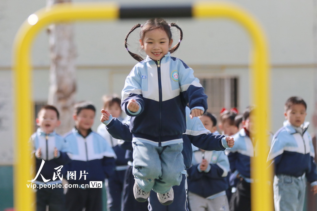 2026年3月9日，在山东省高密市金苹果幼儿园，孩子们在玩户外游戏。