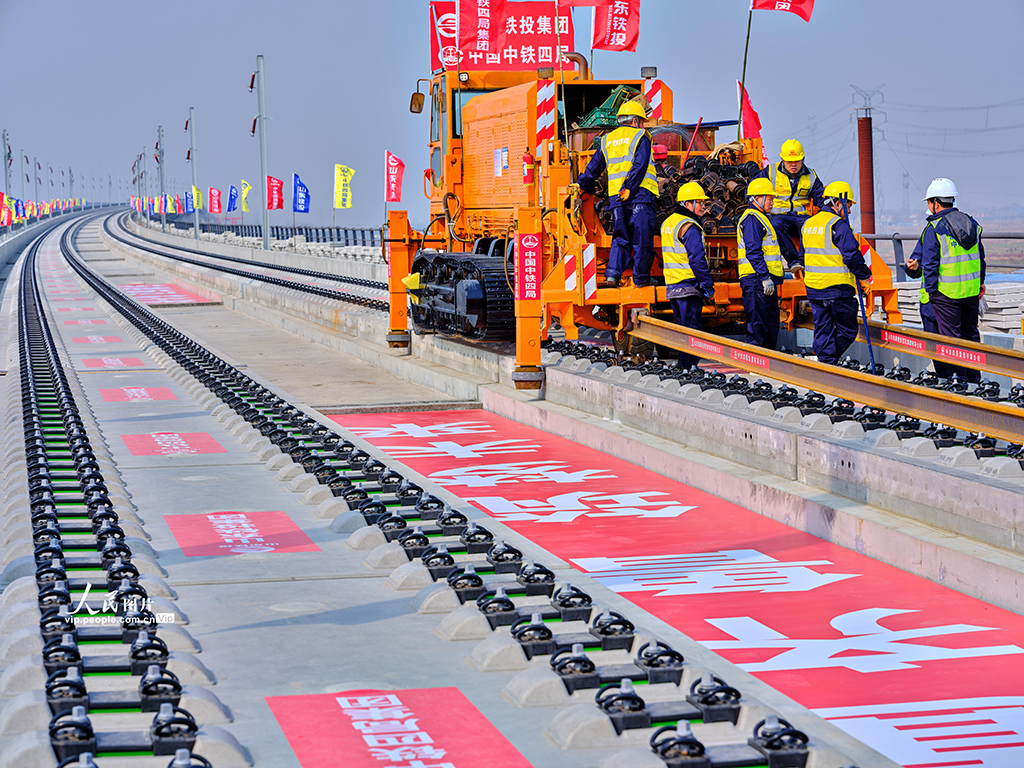 山东滨州：济滨高铁正式进入铺轨施工阶段【3】