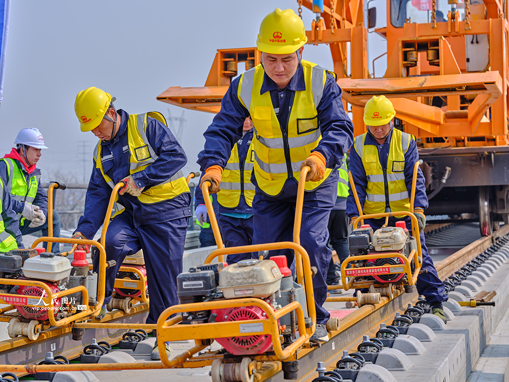 山东滨州:济滨高铁正式进入铺轨施工阶段【2】