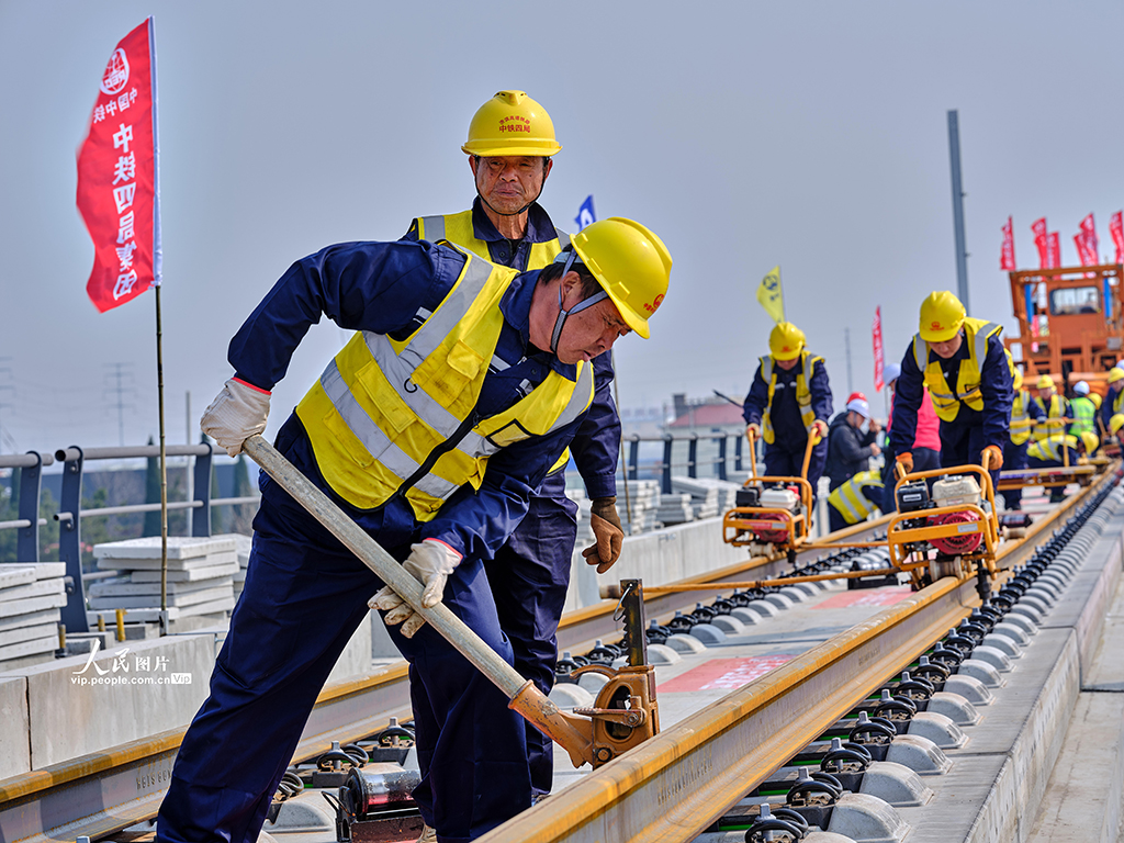 山东滨州：济滨高铁正式进入铺轨施工阶段【4】