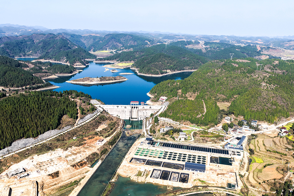 这是3月10日拍摄的贵州省岑巩县淡水渔业基地养殖场景,远处是紧邻的下溪水库水源点(无人机照片)。