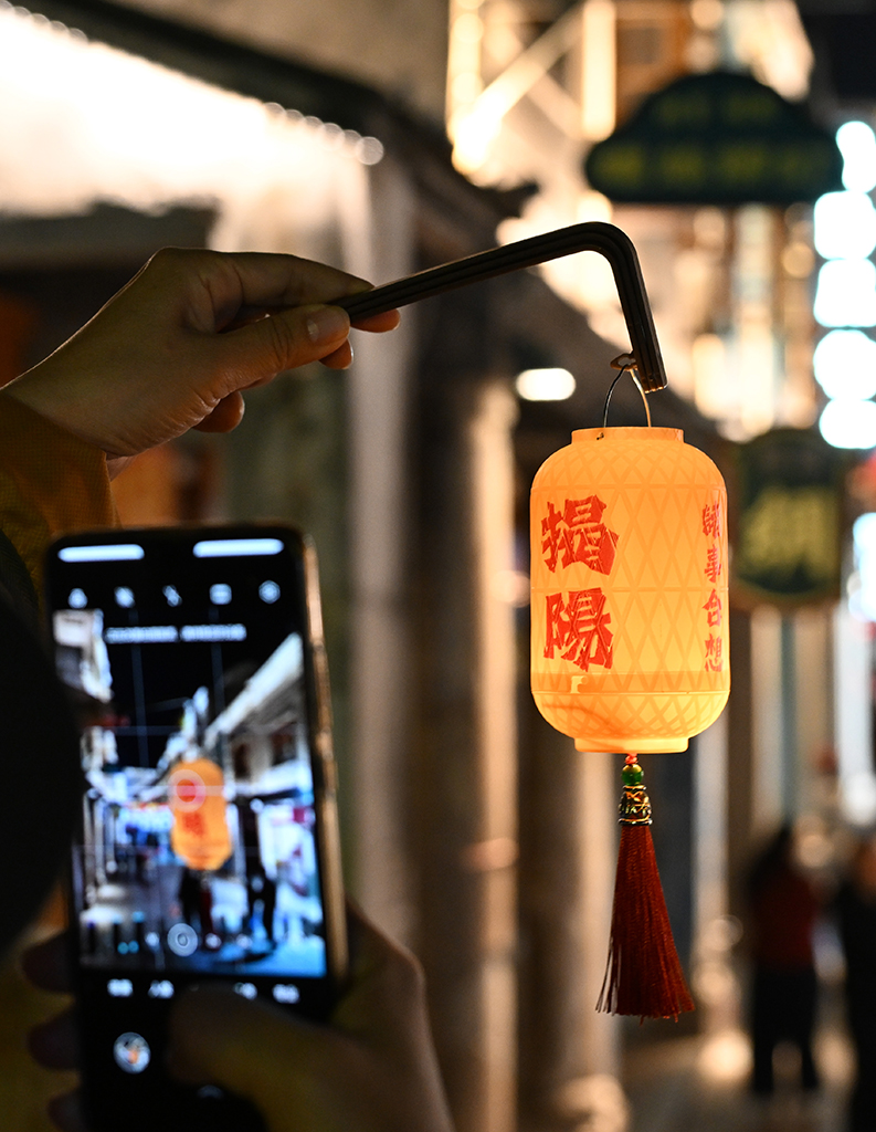 3月10日，游客在揭阳古城拍照打卡。