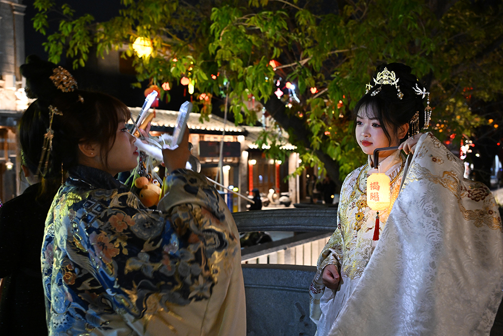 3月10日，游客在揭阳古城拍照打卡。