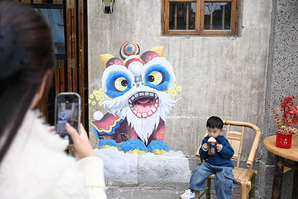 3月10日，游客在揭阳古城拍照打卡。