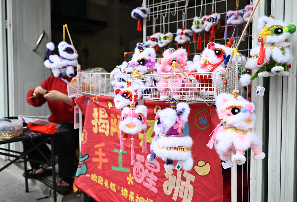 这是3月10日在揭阳古城拍摄的手工醒狮店铺。