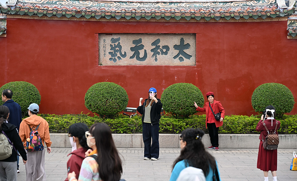 3月10日,游客在揭阳学宫参观游玩。