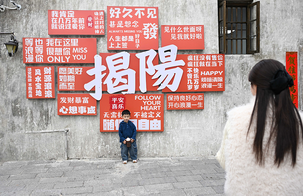 3月10日,游客在揭阳古城参观游玩。