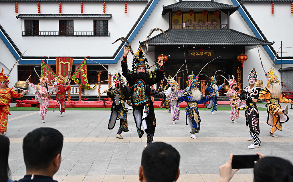 3月10日,在揭阳古城青狮展示馆,游客观看英歌舞表演。