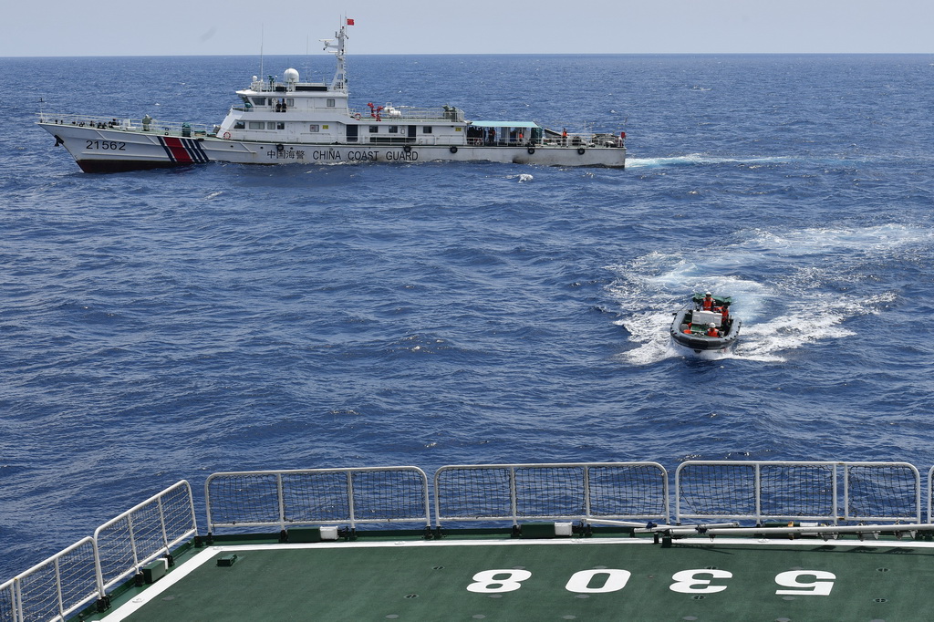 3月6日，海警三都舰组织小艇操纵训练。新华社记者 何鑫源 摄