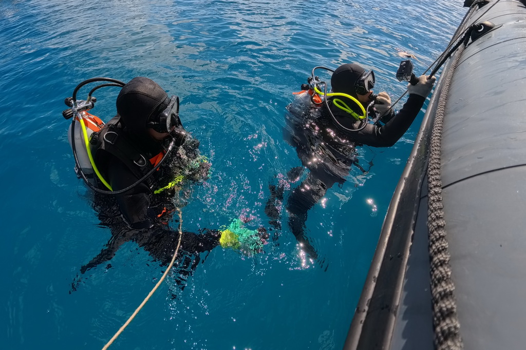 3月1日，海警三都舰执法员在南海某海域组织潜水训练。新华社记者 毛俊 摄