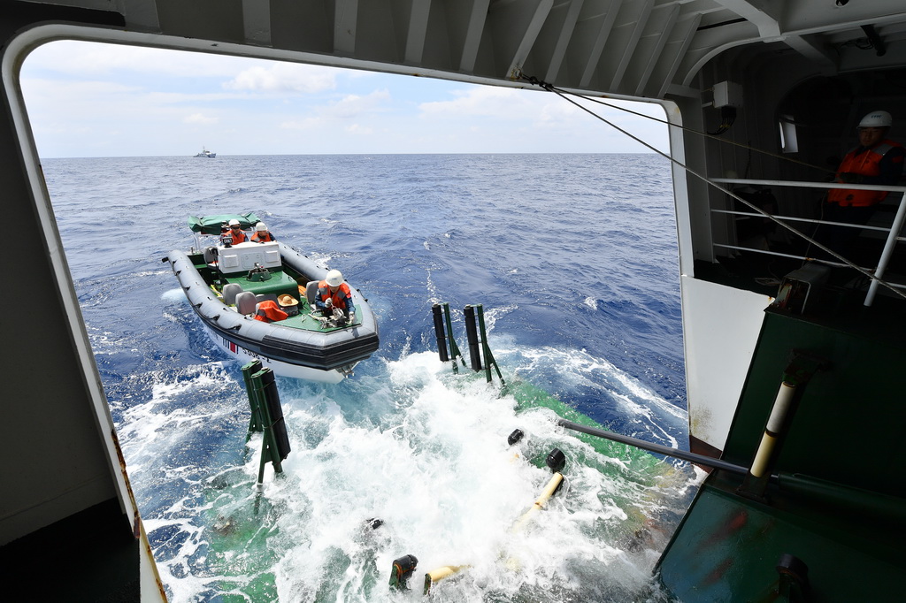 3月6日，海警三都舰组织小艇操纵训练。新华社记者 毛俊 摄