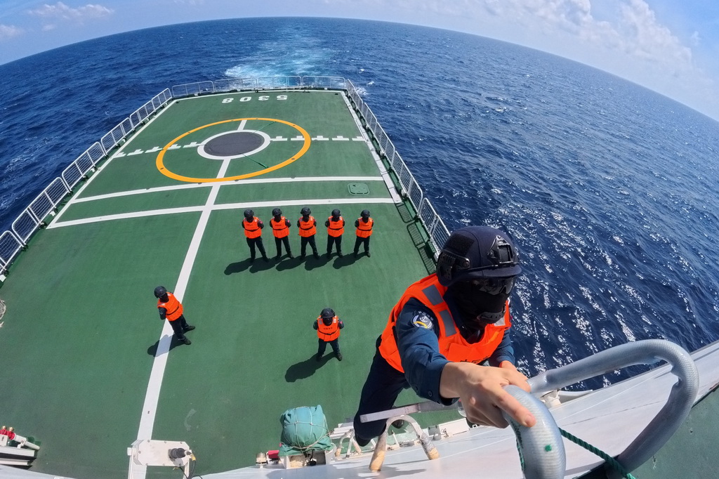 3月8日，海警三都舰组织执法员进行登临制控训练。新华社记者 毛俊 摄