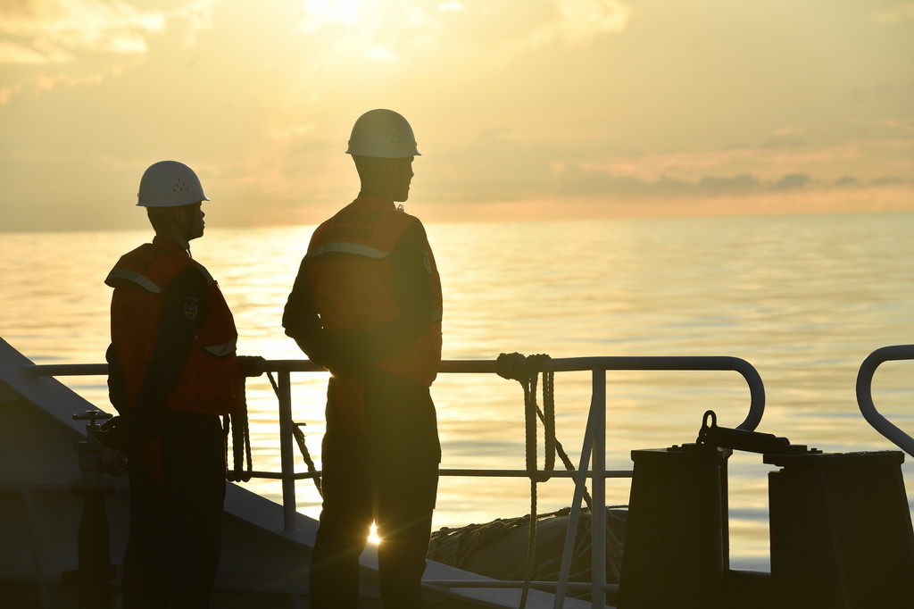 3月1日，海警三都舰执法员在舰艏列队。新华社记者 毛俊 摄