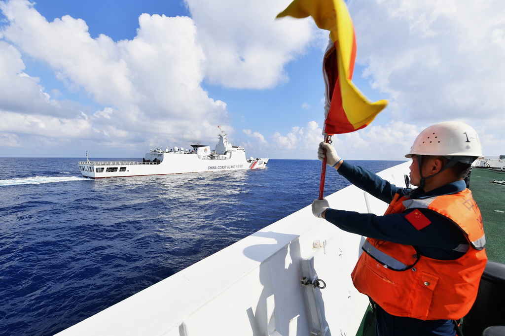 2月28日，海警三都舰编队在南海海域组织编队协同训练。新华社记者 毛俊 摄