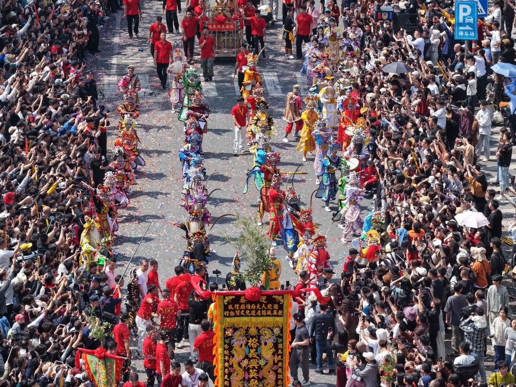 这是3月11日拍摄的揭阳城隍庙会巡游队伍中的英歌舞表演(无人机照片)。