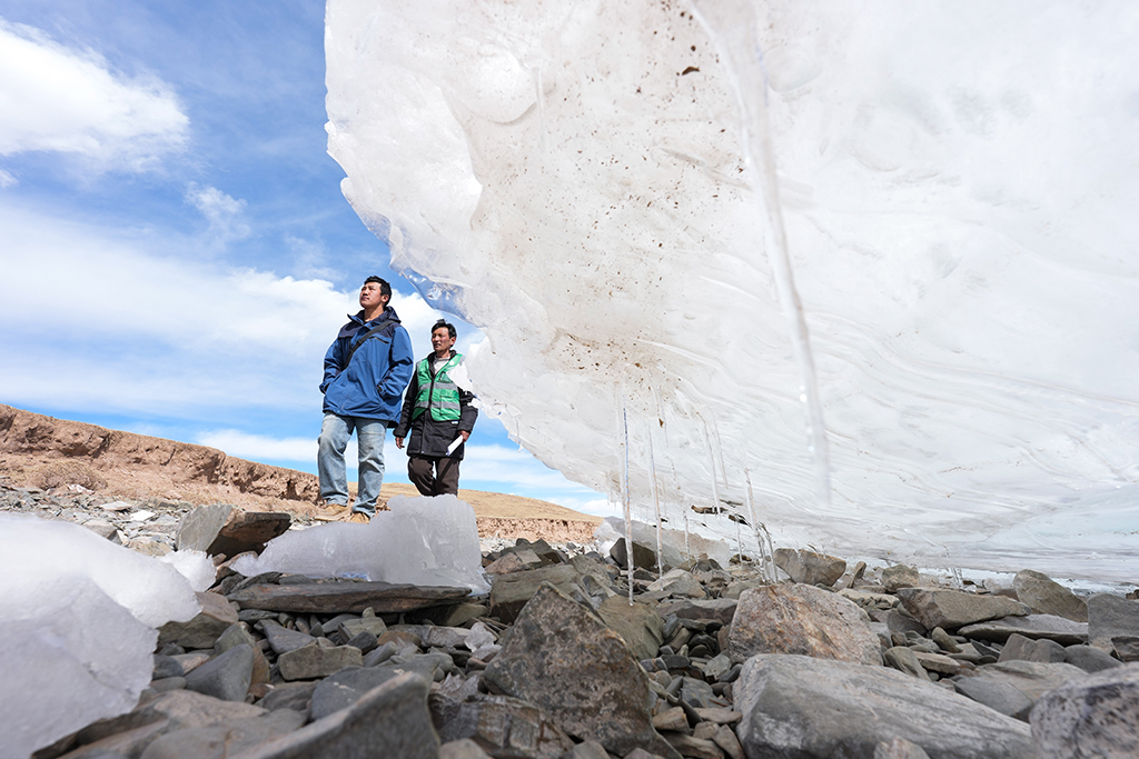 3月10日，生态管护员在扎陵湖边巡查。新华社记者 张龙 摄