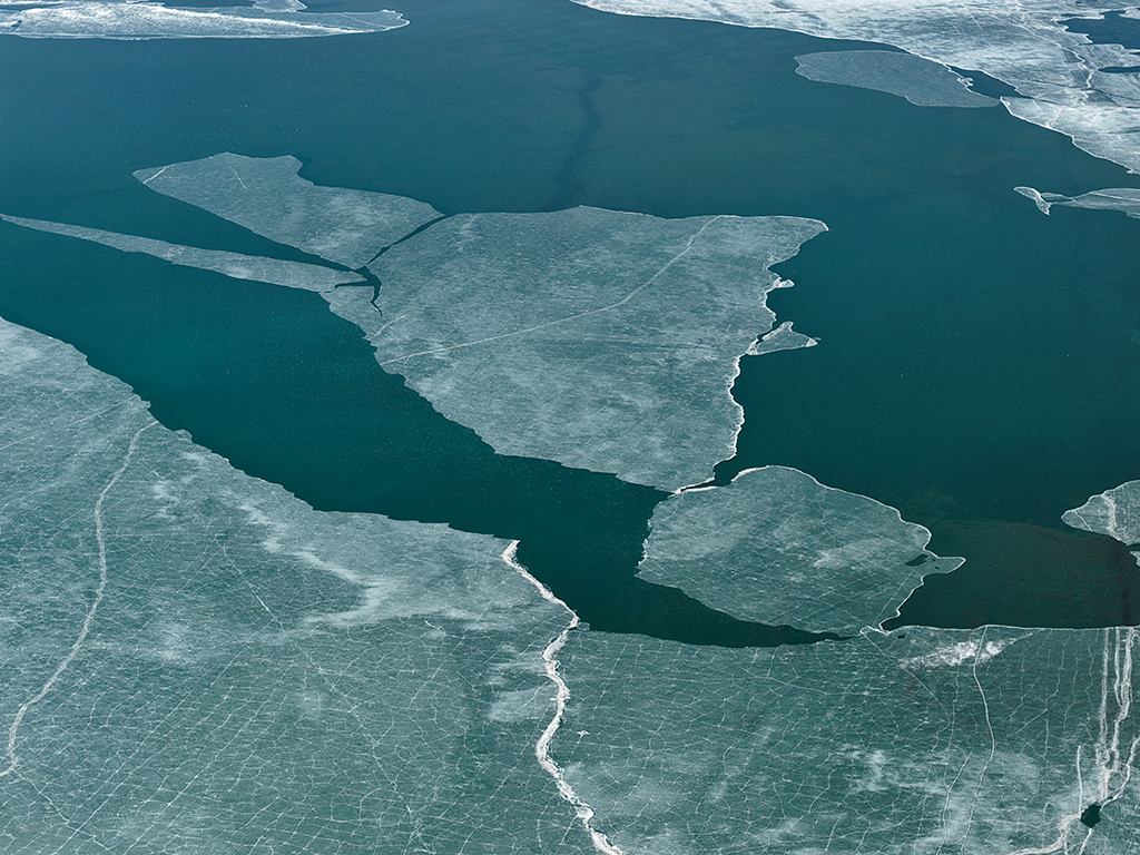 这是3月10日在青海省果洛藏族自治州玛多县境内拍摄的扎陵湖一角（无人机照片）。新华社记者 李占轶 摄