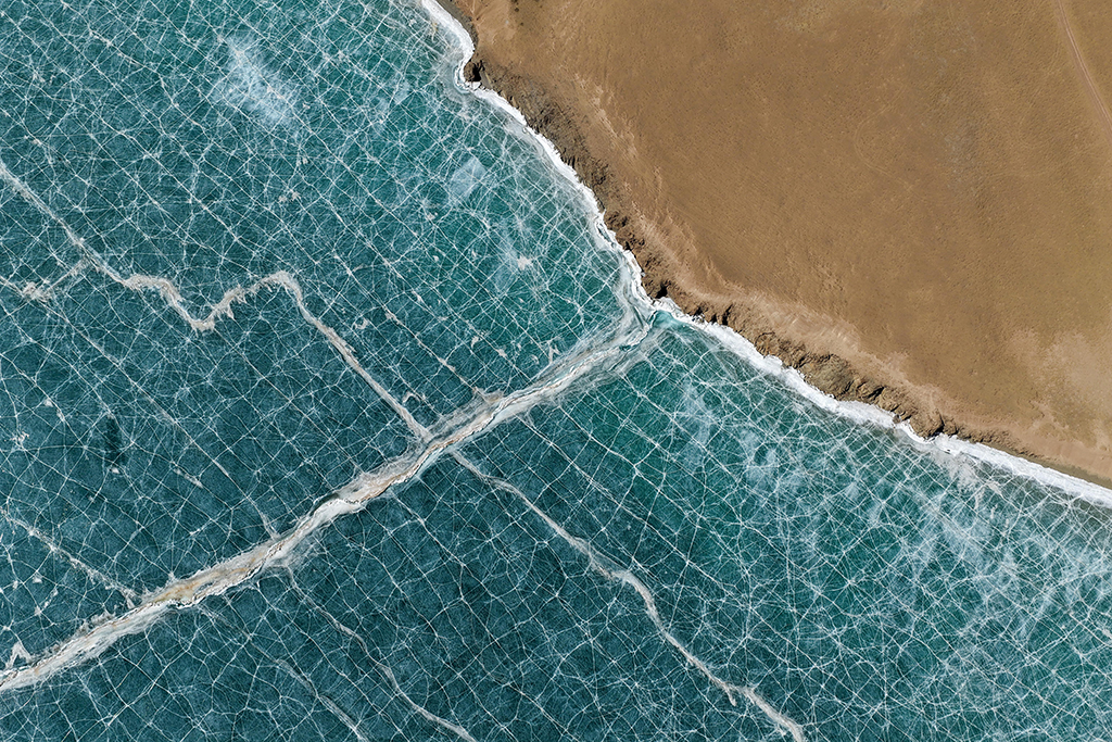 这是3月10日在青海省果洛藏族自治州玛多县境内拍摄的扎陵湖一角（无人机照片）。新华社记者 张龙 摄