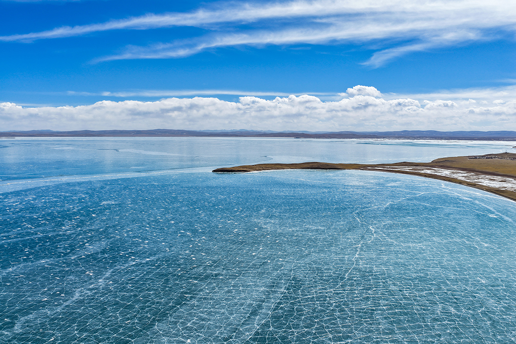 这是3月10日在青海省果洛藏族自治州玛多县境内拍摄的扎陵湖一角（无人机照片）。新华社记者 张龙 摄
