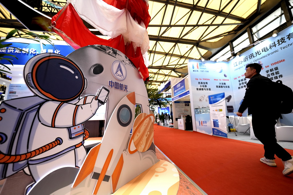 3月12日，观众在2026首届上海商业航天大会暨展览会上参观。