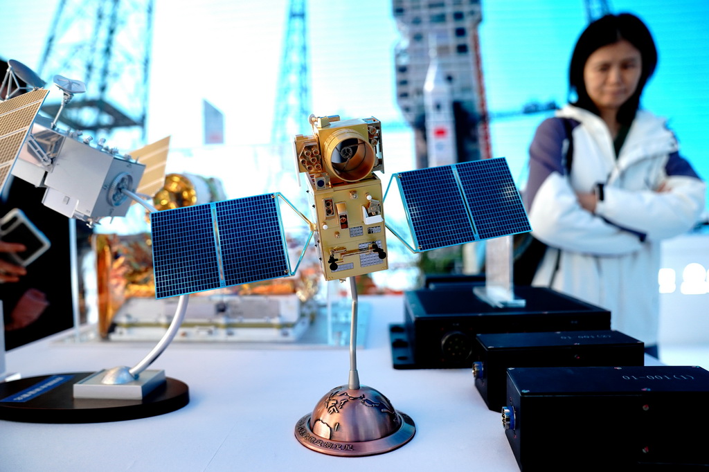 3月12日，观众在2026首届上海商业航天大会暨展览会上参观。