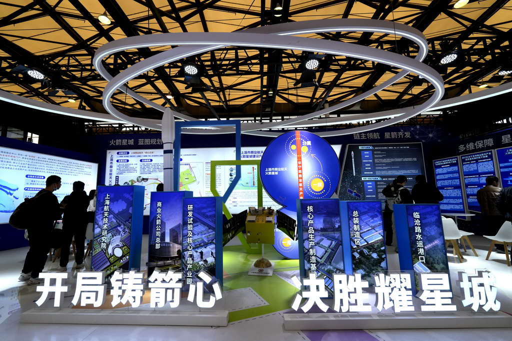 3月12日，观众在2026首届上海商业航天大会暨展览会上参观。