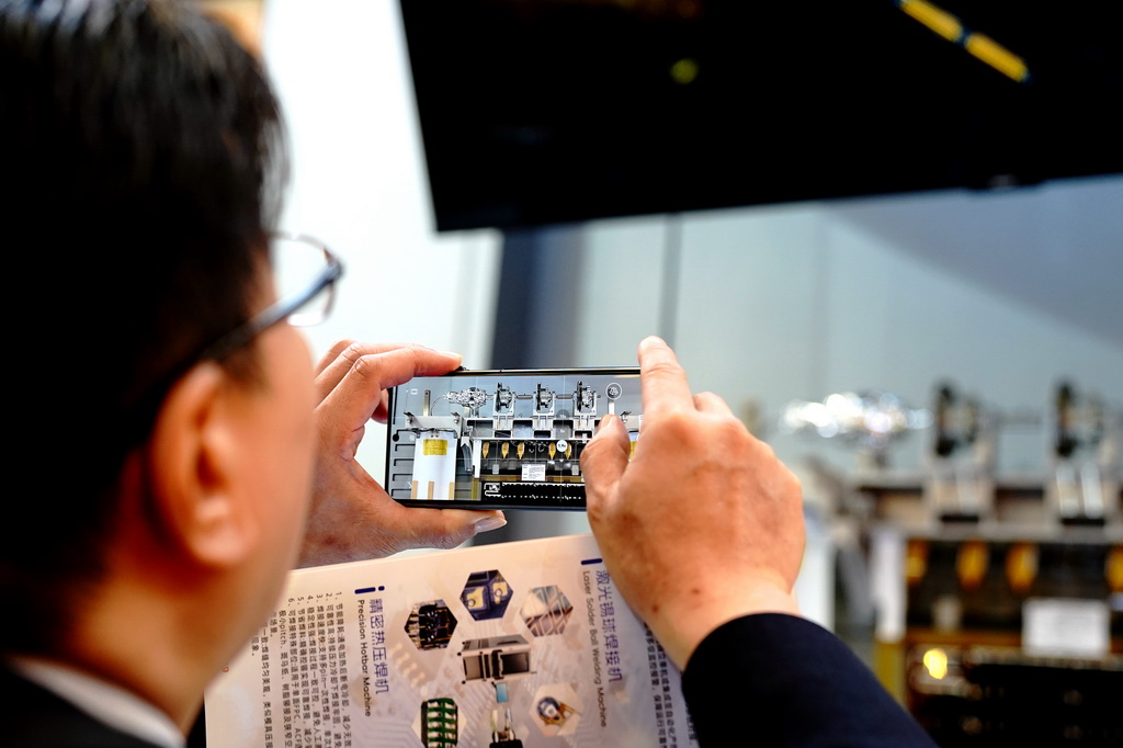 3月12日，观众在2026首届上海商业航天大会暨展览会上拍摄一款卷绕式柔性太阳翼。