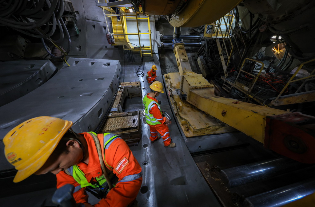 3月12日，中铁十一局施工人员在隧道内进行管片拼装作业。