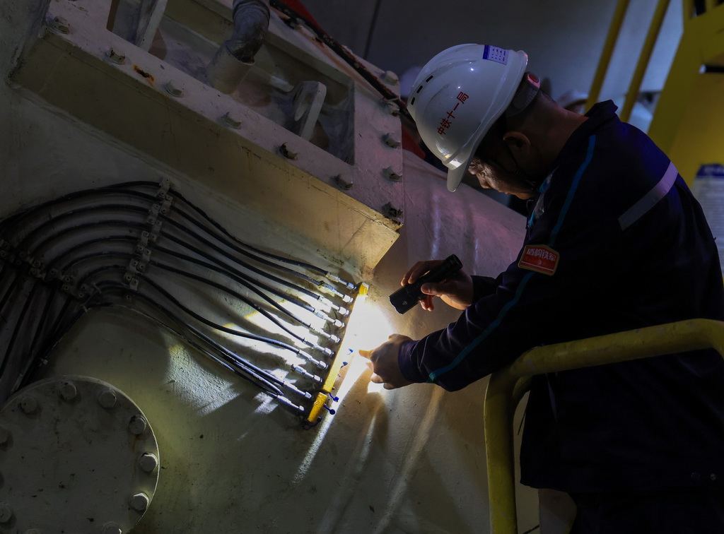 3月12日，中铁十一局技术人员检查“深莞七号（鲲鹏号）”盾构机的螺旋机。