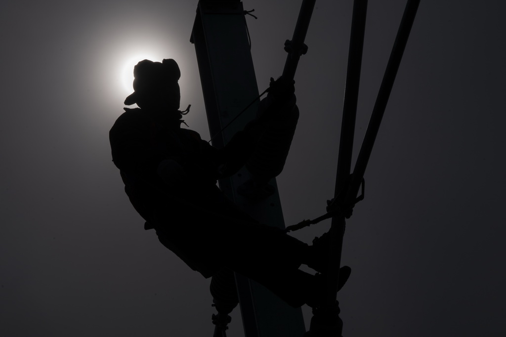 3月13日，工人在哈伊高铁绥化南站施工现场进行接触网作业。