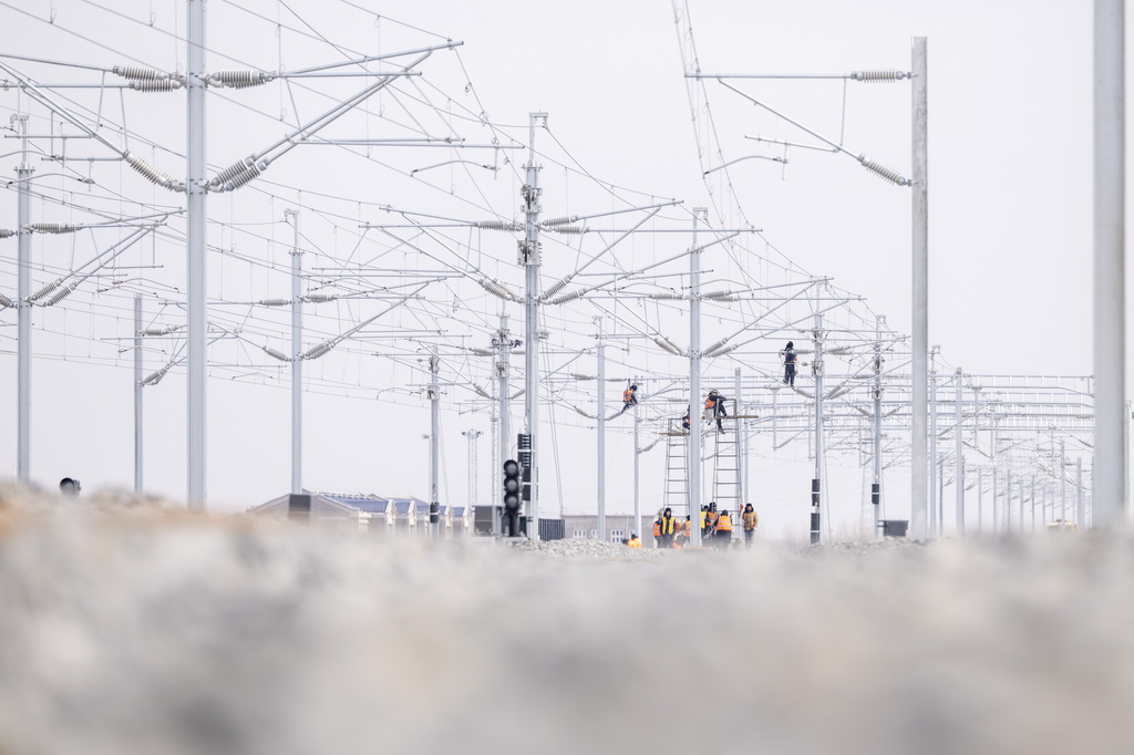 3月13日，工人在哈伊高铁绥化南站施工现场进行接触网作业。