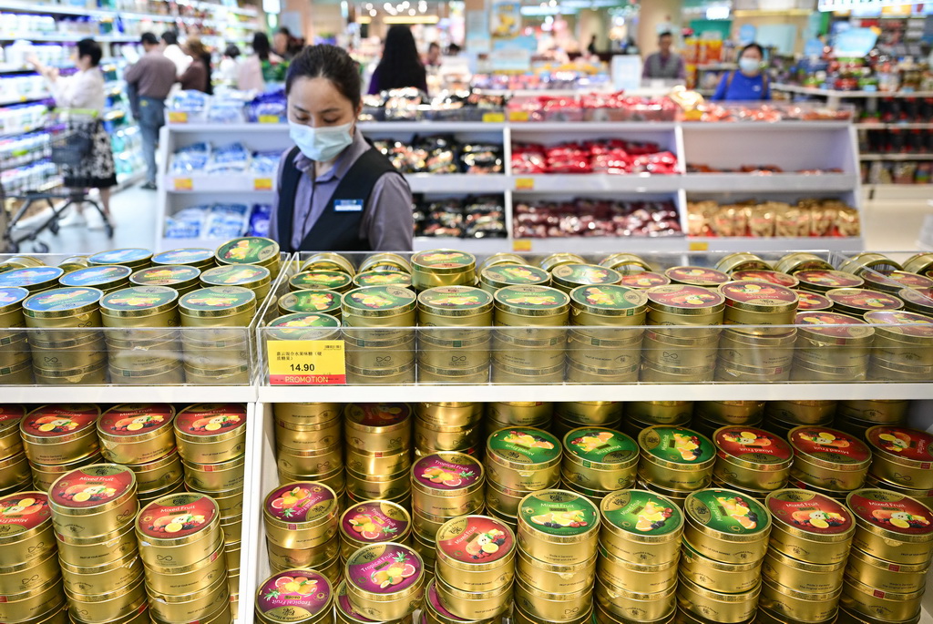 3月12日在海口旺豪日用消费品免税店拍摄的免税糖果。