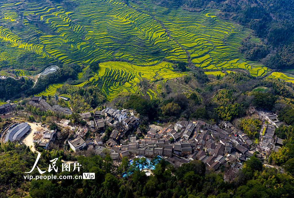 江西婺源：篁岭景区游人如织