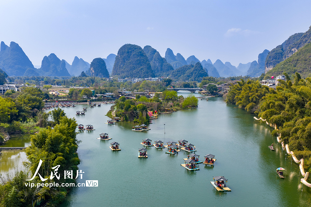 广西阳朔：乘竹筏 赏美景【2】