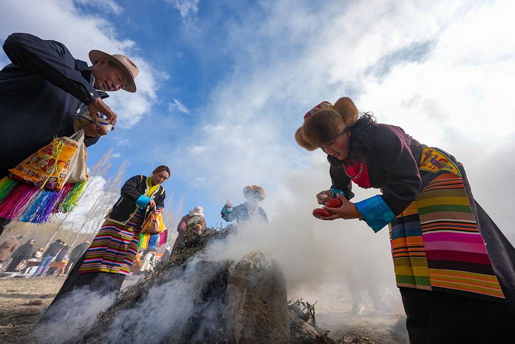 3月16日,西藏山南市结巴乡结巴村村民举行春耕仪式。