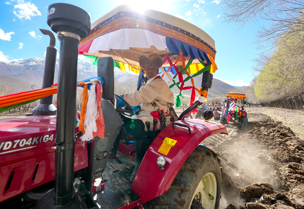 3月16日，西藏山南市结巴乡结巴村村民身着盛装，举行春耕仪式。
