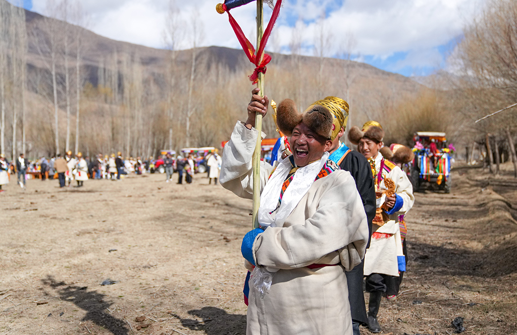 3月16日,西藏山南市结巴乡结巴村村民举行春耕仪式。