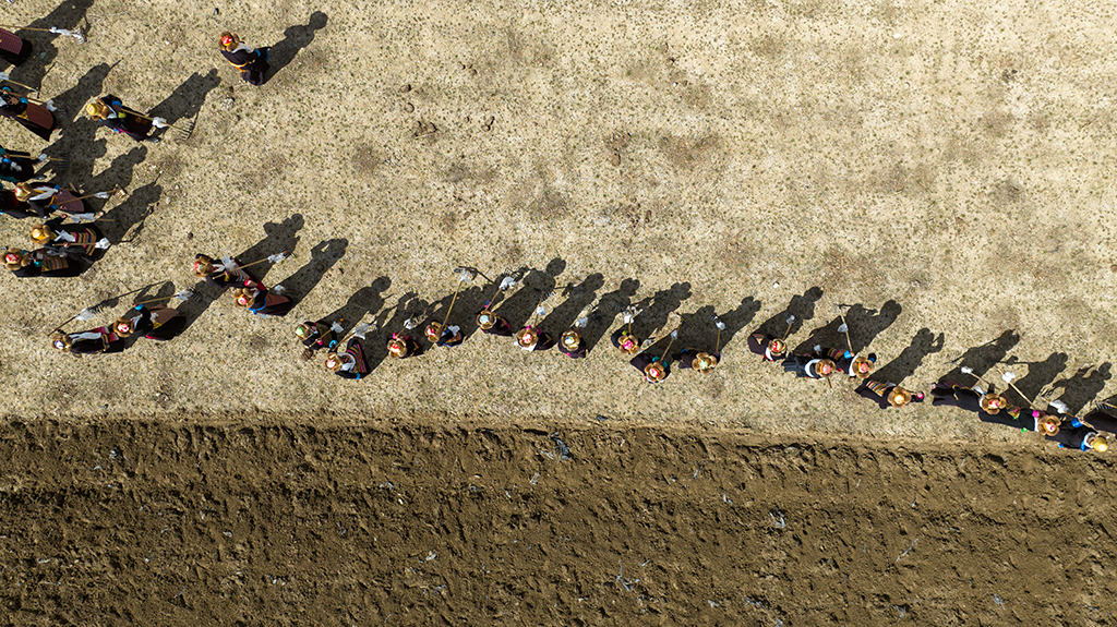 3月16日,西藏山南市结巴乡结巴村举行春耕仪式(无人机照片)。