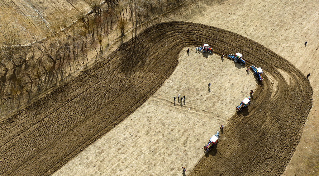 3月16日，西藏山南市结巴乡结巴村举行春耕仪式（无人机照片）。