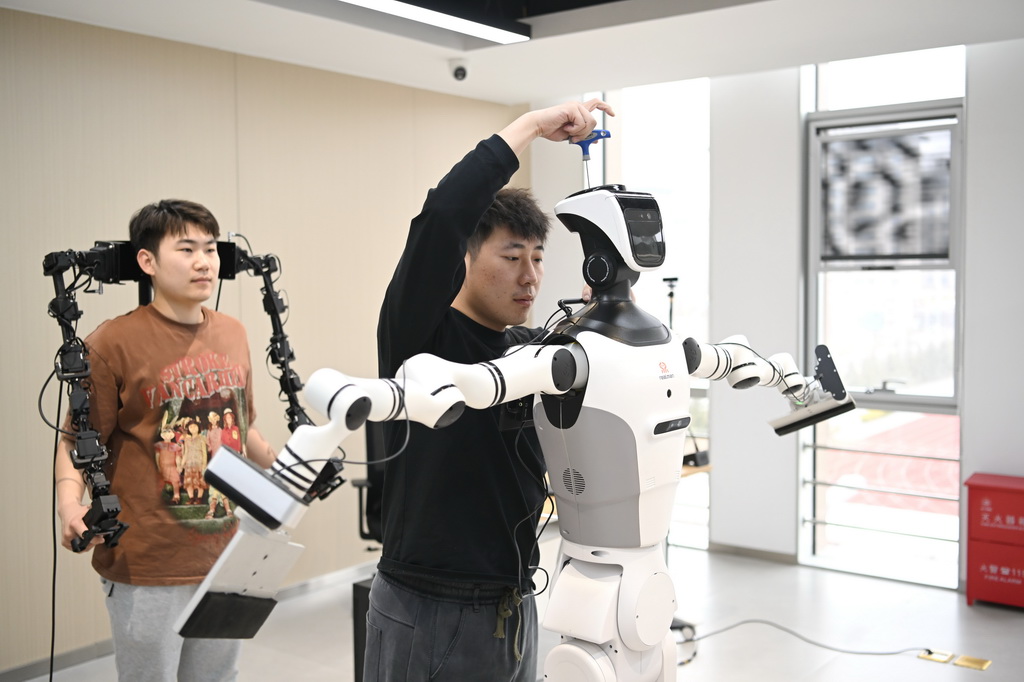 3月17日,在中国雄安集团数字城市科技有限公司具身智能训练场,工作人员对机器人进行调试。
