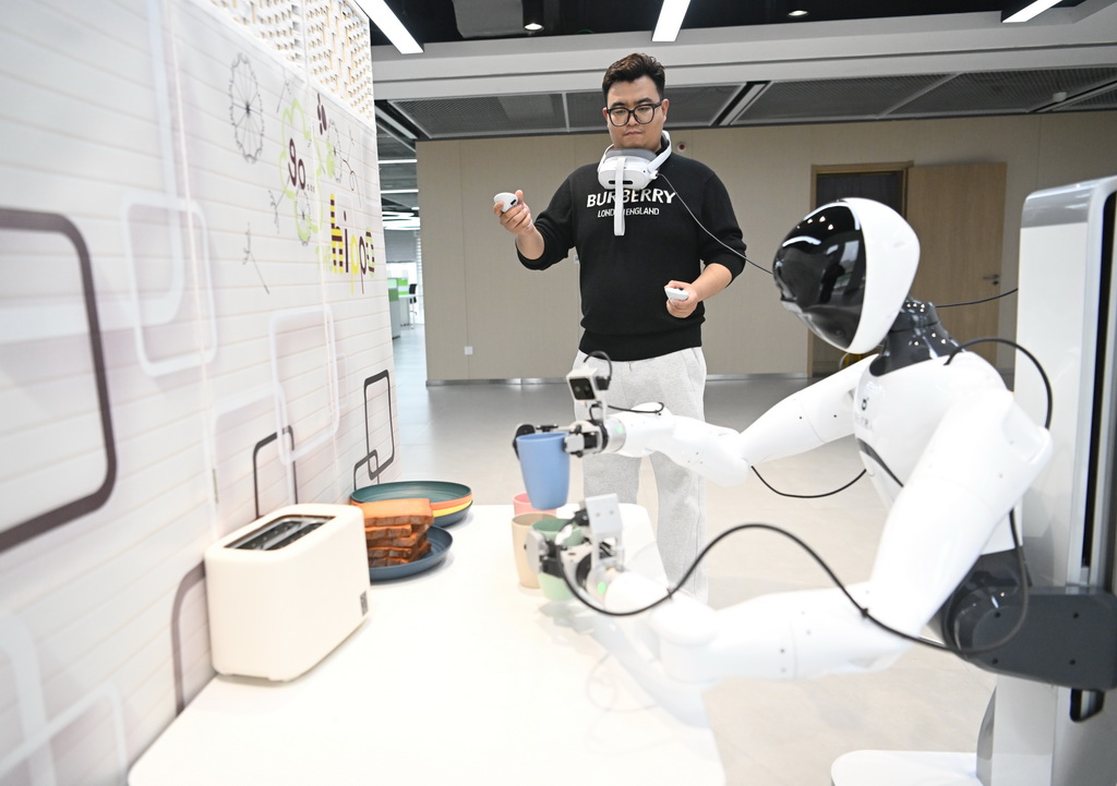 3月17日，在中国雄安集团数字城市科技有限公司具身智能训练场，工作人员对机器人进行具身智能训练。