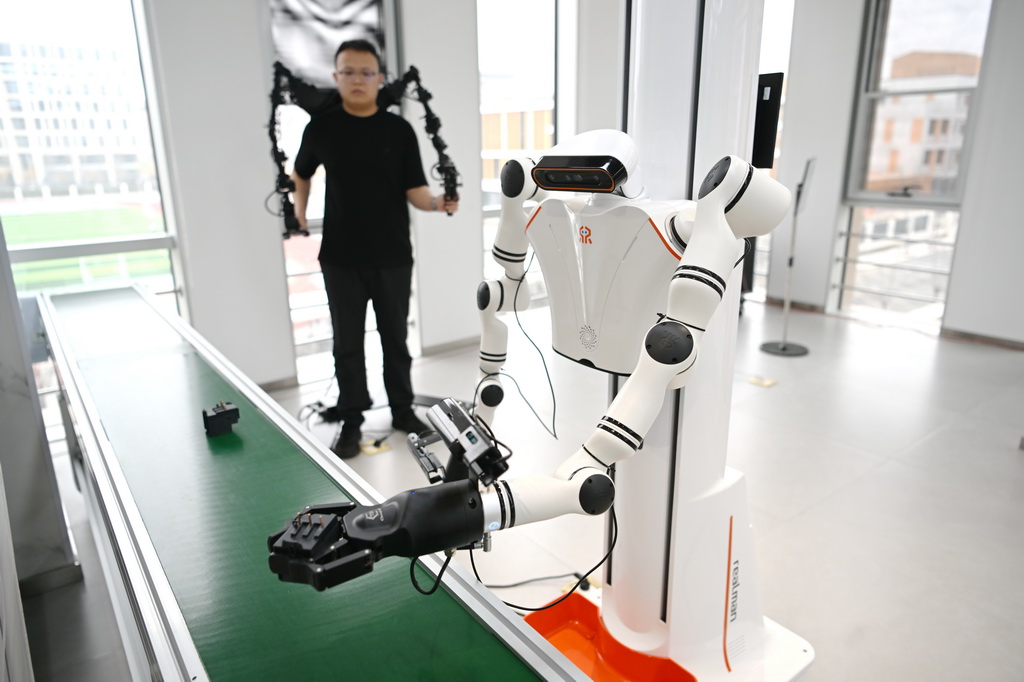 3月17日，在中国雄安集团数字城市科技有限公司具身智能训练场，工作人员对机器人进行具身智能训练。